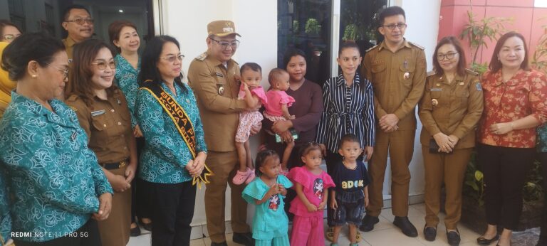 Randito Maringka bersama Ketua TP. PKK Kota Bitung Launching PMT kepada Bumil KEK dan Balita Bermasalah Gizi di Puskesmas Bitung Barat.