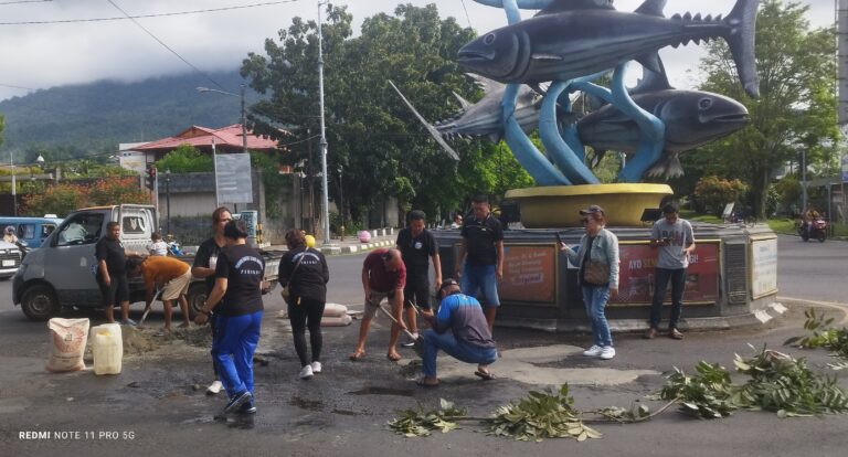 Peduli Keselamatan, PB Perisai Gelar Bakti Sosial Perbaiki Jalan Berlubang Di Kota Bitung