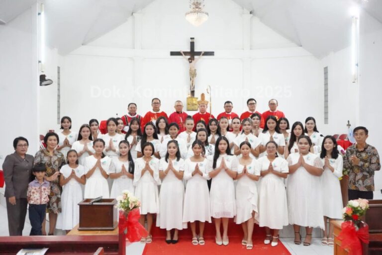 Harmoni dan Solidaritas Pemda Sitaro-Paroki St. Maria Ulu-Siau dalam Misa Penerimaan Sakramen Krisma