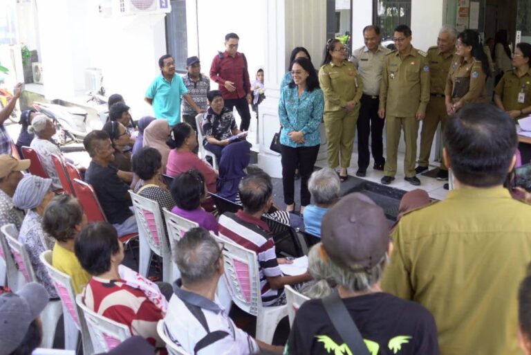 Tinjau Penyaluran Bansos, Wali Kota Hengky Honandar Pastikan Tepat Sasaran Kepada Lansia dan Penyandang Disabilitas