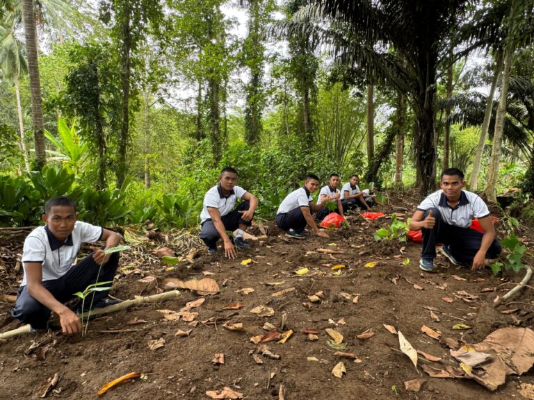 Siswa Dikmata Satdik 4 TNI-AL Gelar Baksos & Penanaman Pohon di Kawasan Sungai Marawuwung