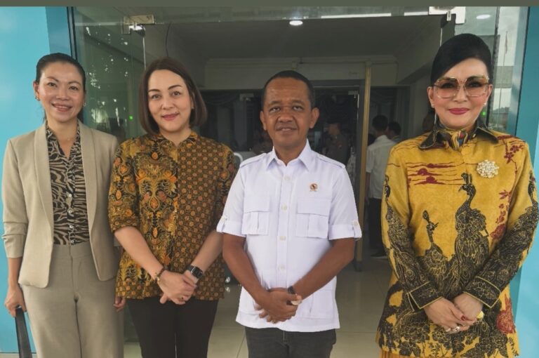 CEP Dampingi Menteri ESDM Bahlil Lahadalia Resmikan Bantuan BPBL Untuk 112 Rumah di Desa Wolaang Langowan Timur