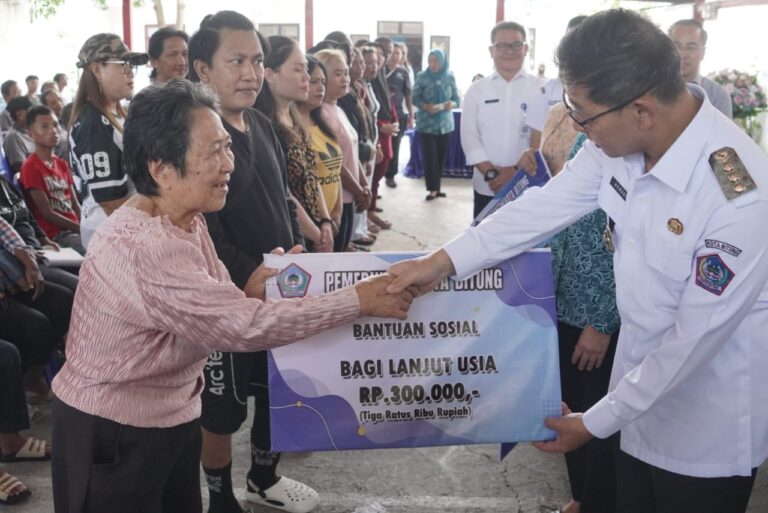 Wali Kota Hengky Honandar Salurkan Bansos Untuk 2.195 Lansia dan 334 Penyandang Disabilitas di Kota Bitung