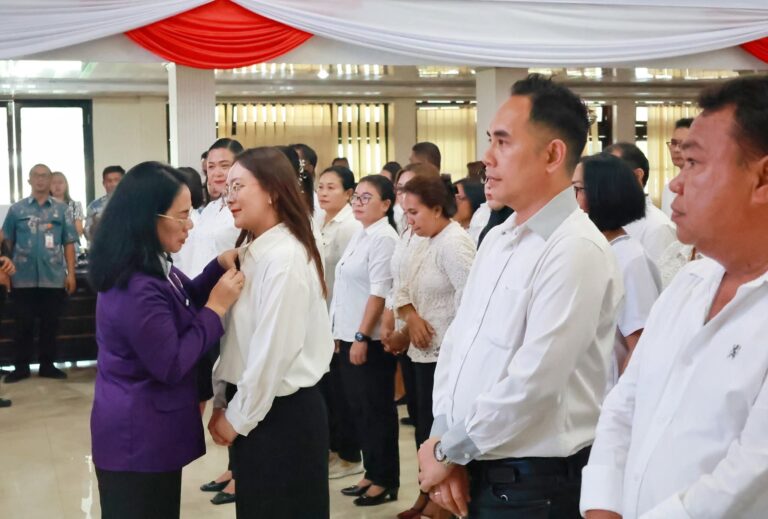 Perkuat Layanan Kesehatan Keluarga, Ellen Honandar Sondakh Lantik Tim Pembina Posyandu Kecamatan dan Kelurahan se-Kota Bitung periode 2025–2030