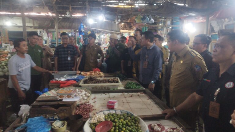 Wali Kota Hengky Honandar Tinjau Pasar Winenet, Sekaligus Mendengar Keluhan Pedang Terkait Genangan Air dan Banjir