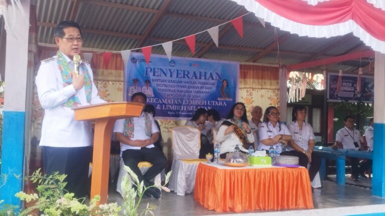 Pemkot Bitung Bagikan Seragam Sekolah dan Sepatu Gratis Kepada 2.469 Siswa di Pulau Lembeh