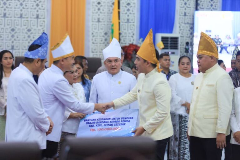 Pemkab Sangihe Serahkan Bantuan Keuangan Ke Korban Banjir Sitaro