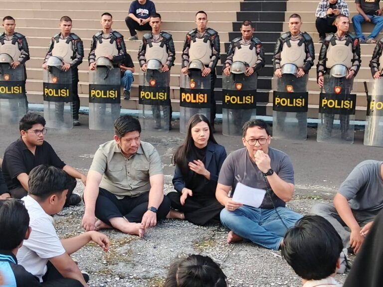 Demo Didepan Kantor DPRD Sulut, Aliansi Mahasiswa Sulut Desak Pemerintah Hapus Program MBG