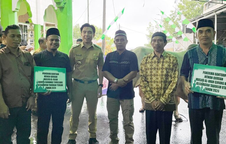 Thungari serahkan Bantuan Hewan Qurban dari Presiden RI dan Pemkab Sangihe