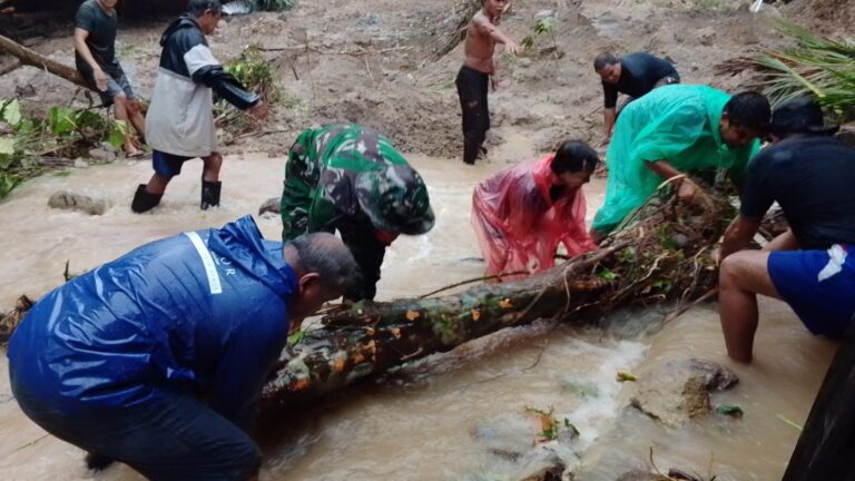 Kodim 1301/Sangihe Bersama Pemerintah dan Masyarakat Gotong-royong Atasi Bencana Banjir dan Longsor