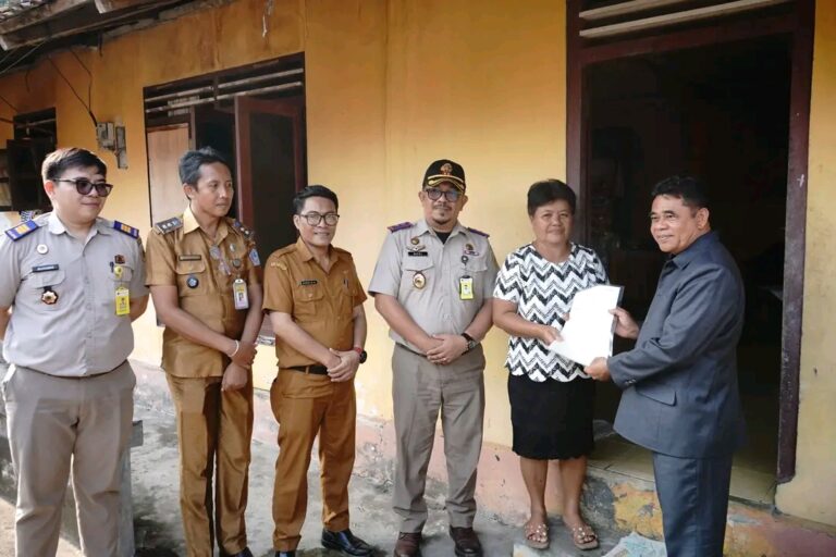 Plt Bupati Sitaro Serahkan Sertifikat PTSL kepada Masyarakat Tarorane