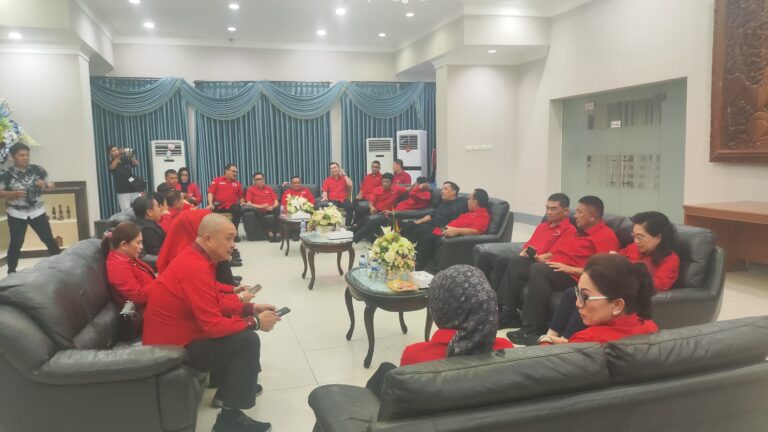 Disambut Olly Dondokambey dan Pengurus PDI Perjuangan, Megawati Tiba di Manado