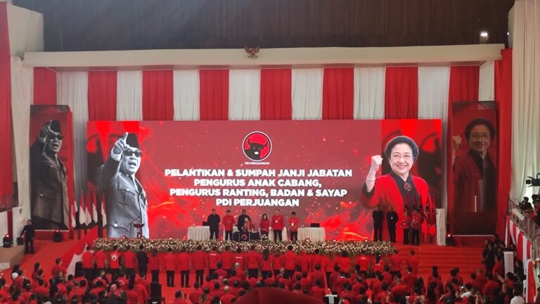 Megawati Soekarnoputri Lantik Sepuluh Ribu Pengurus PAC, Ranting, Badan dan Sayap PDI Perjuangan Sulut
